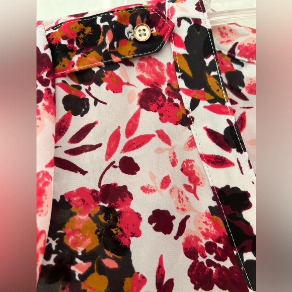 Candie’s Red Pink Floral Print V-Neck Top. Size Medium. - Picture 6 of 10